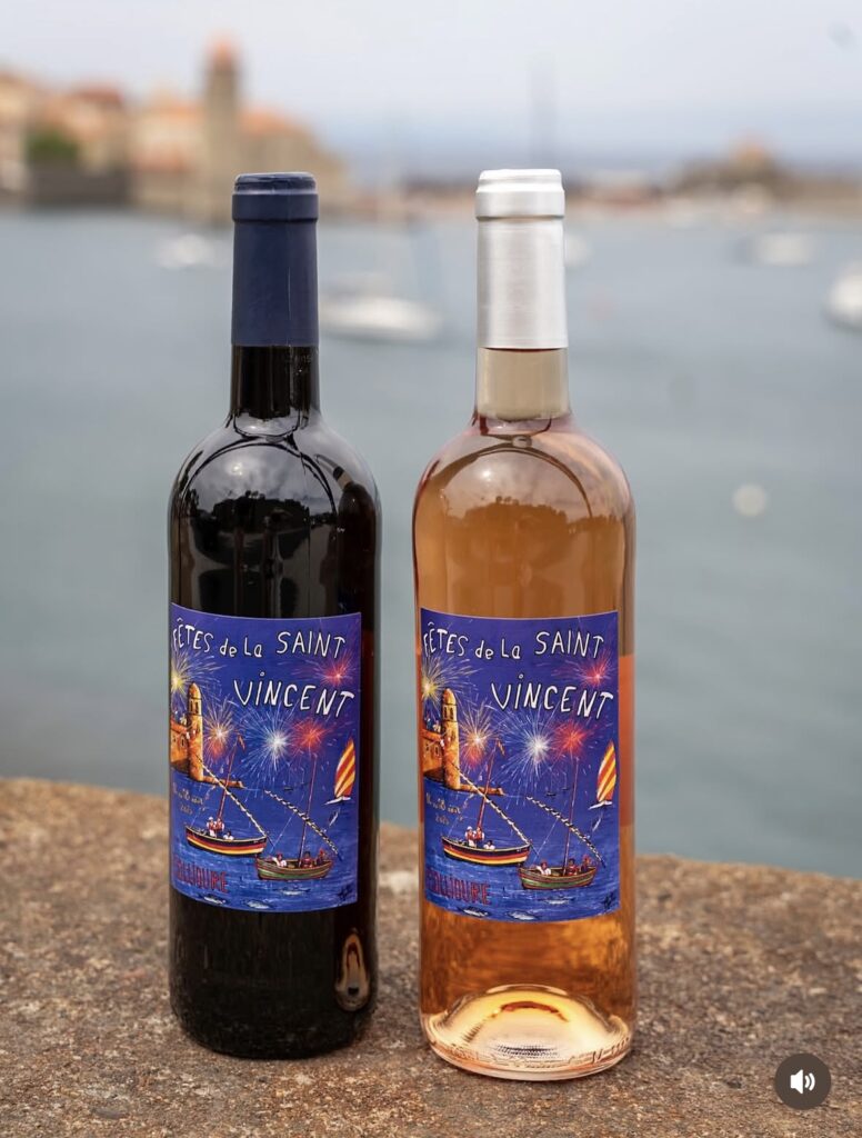Bouteilles rouge et rosé de la cuvée des fêtes devant le port de Collioure