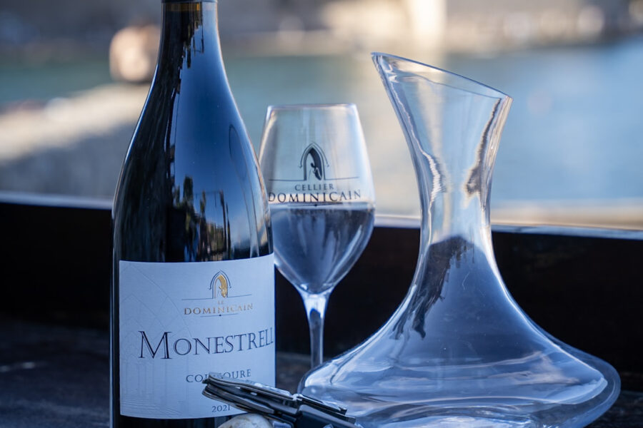 Carafe à décanter Cellier Dominicain et bouteille de vin rouge