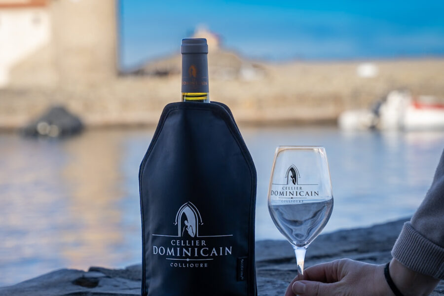 Rafraîchisseur à bouteille Cellier Dominicain, bouteille et verre devant le clocher de Collioure