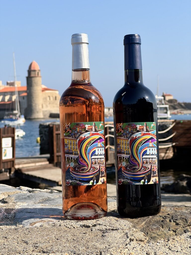 Deux bouteilles de la cuvée des fêtes de la Saint-Vincent devant le port de Collioure