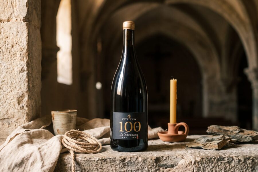 Magnum Collioure 100ᵉ Le Dominicain sous les voûtes du cloître, à la lueur d'une bougie