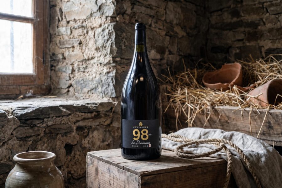 Magnum Collioure 98ᵉ Le Dominicain posé sur une caisse en bois dans une remise en pierre