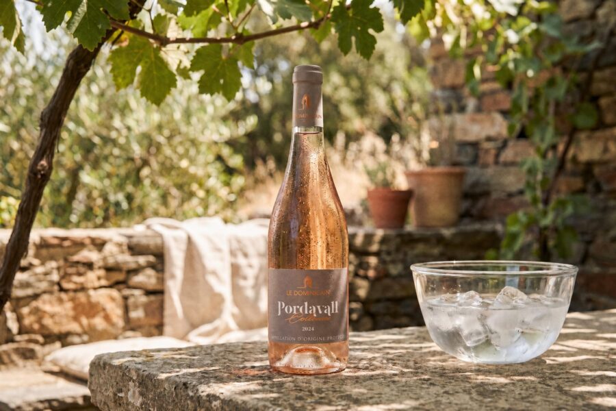 Bouteille de Collioure Pordavall rosé sous une treille, vasque de glace et murets de pierre sèche