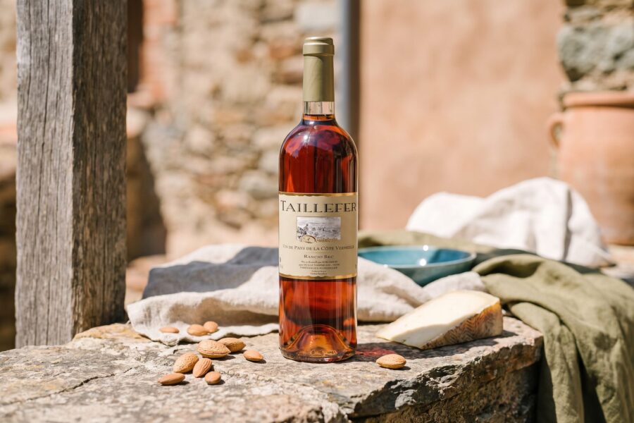 Bouteille de Rancio Sec Taillefer, amandes et part de fromage affiné